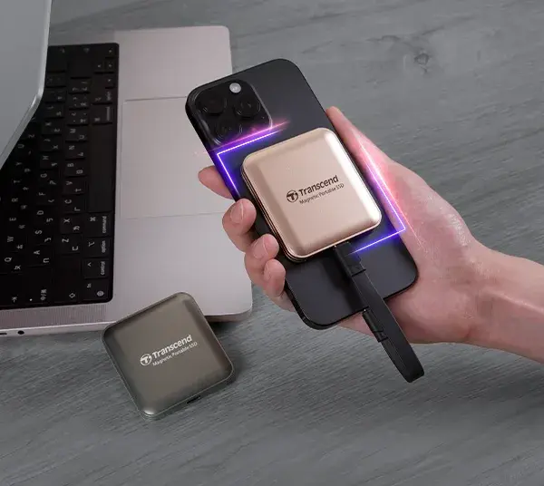 SSD Transcend ESD420 pegado magnéticamente a un iPhone